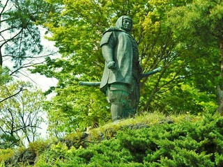 謙信公の周りも、新緑に萌えています。